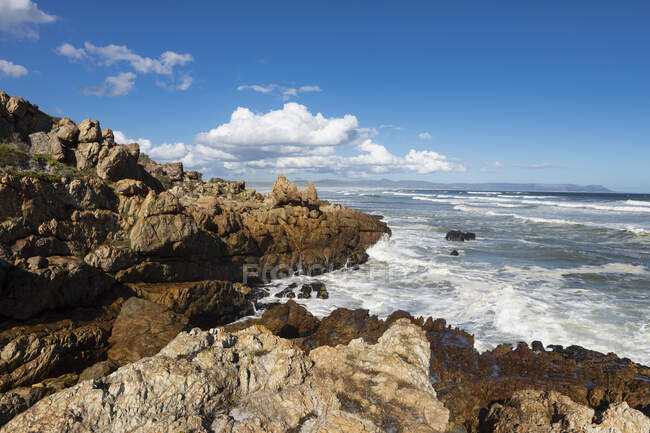 Onde del surf che si infrangono su una costa rocciosa, sulla costa atlantica — Foto stock