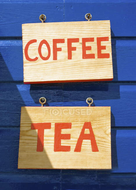 Kaffee- und Teeschilder an Holzwand oder Hausfassade. — Stockfoto