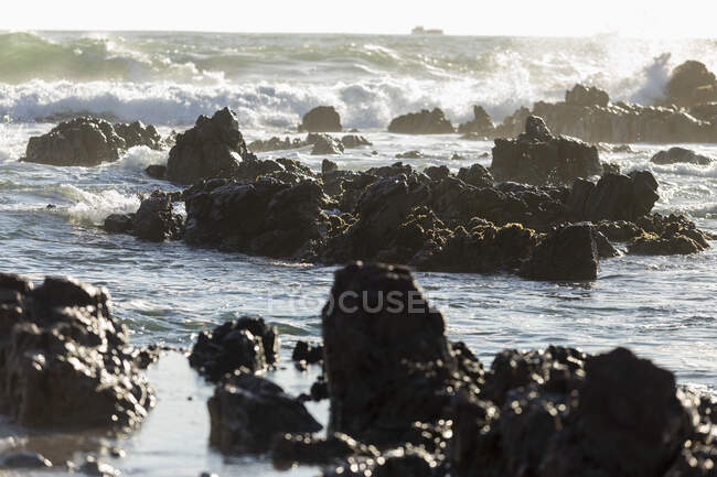 Дзижчання скель і хвиль на березі Атлантичного узбережжя. — стокове фото