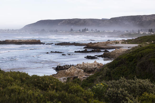 Vista su una spiaggia sabbiosa e formazioni rocciose sulla costa atlantica. — Foto stock