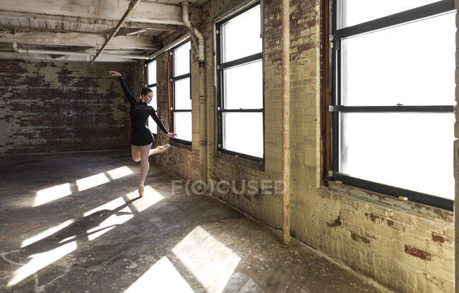 Bailarina em uma sala de ensaio — Fotografia de Stock