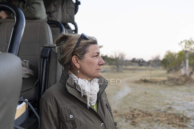 Erwachsene Frau im Safari-Jeep im Morgenlicht. — Stockfoto