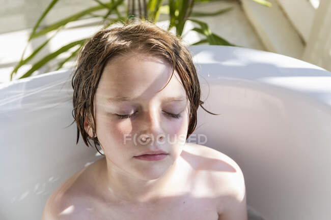 Rapaz de 8 anos na banheira — Fotografia de Stock