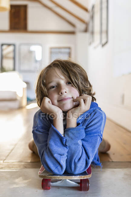 Портрет 8-річного хлопчика зі скейтбордом — стокове фото
