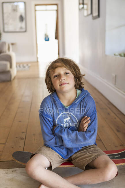 Портрет 8-летнего мальчика со скейтбордом — стоковое фото