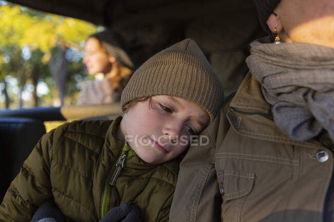 Nahaufnahme eines Jungen und seiner Mutter im Safari-Jeep in der Morgensonne. — Stockfoto