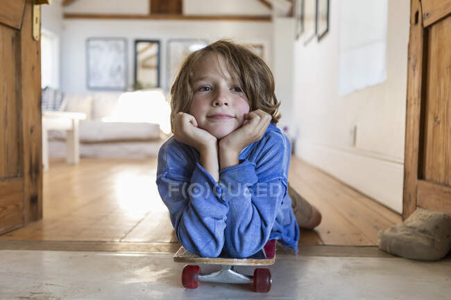 Портрет 8-летнего мальчика со скейтбордом — стоковое фото