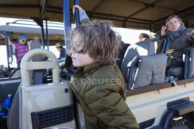 Jovem rapaz em veículo de safári, Okavango Delta, Botsuana — Fotografia de Stock
