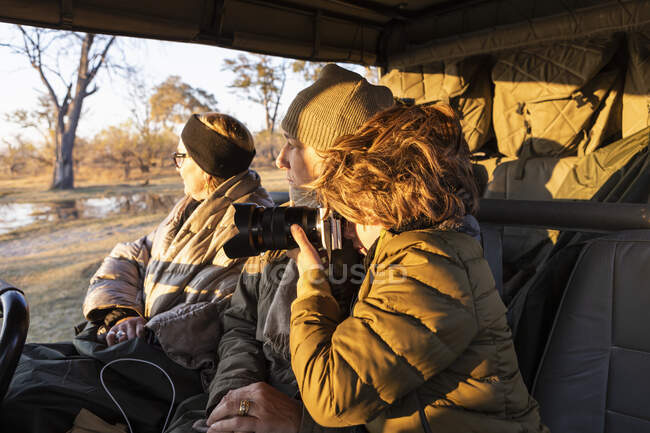 Joven fotografiando, Delta del Okavango, Botswana - foto de stock