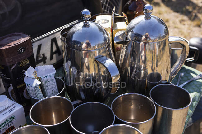 Cierre de frascos de bebidas y tazas, un descanso de bebidas en el safari - foto de stock