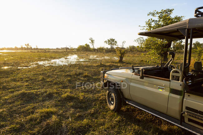 Side of a jeep parked at sunset, looking over the horizon. — Stock Photo