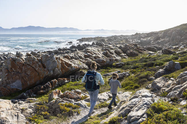 Teenager-Mädchen und jüngerer Bruder beim Wandern auf dem De Kelders Küstenweg, Südafrika — Stockfoto