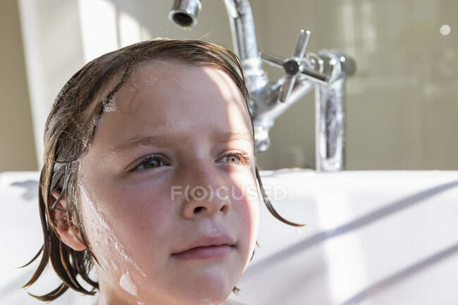 8 anno vecchio ragazzo in vasca da bagno — Foto stock