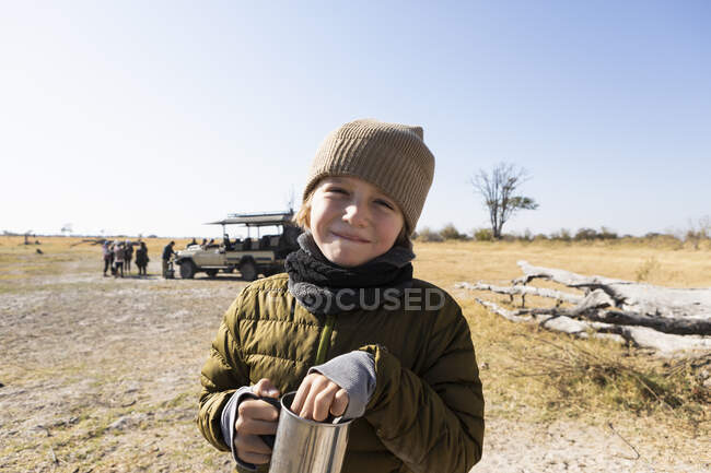 Мальчик на сафари, дельта Окаванго, Ботсвана — стоковое фото