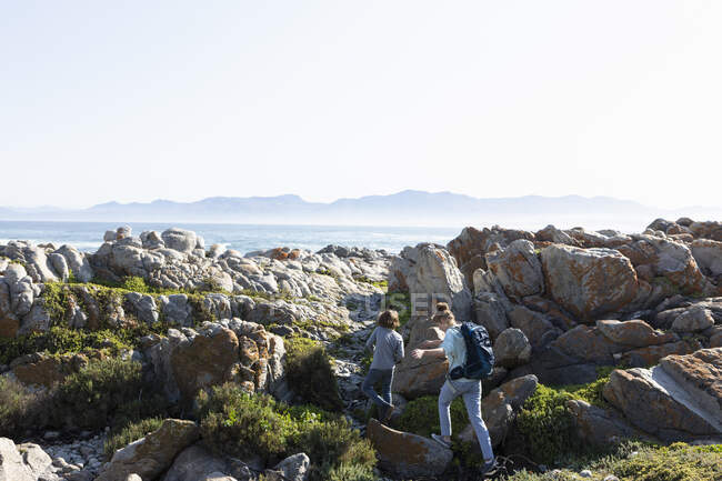 Adolescent fille et jeune frère randonnée le De Kelders sentier côtier, Afrique du Sud — Photo de stock