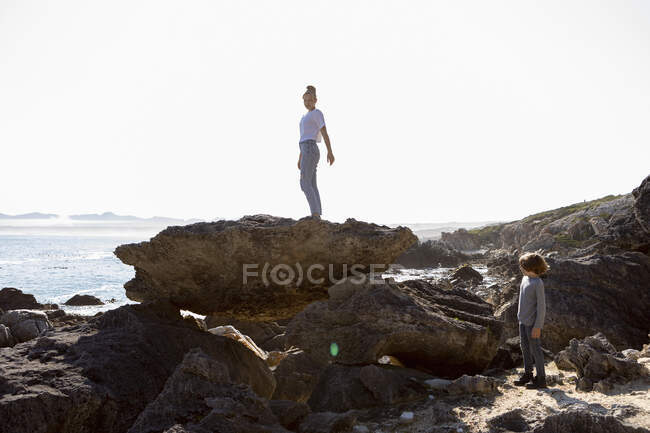 Ragazza adolescente e fratello minore escursioni su un sentiero costiero in riva al mare — Foto stock