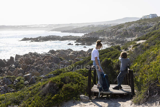 Adolescente e irmão mais novo caminhando na trilha costeira De Kelders, África do Sul — Fotografia de Stock