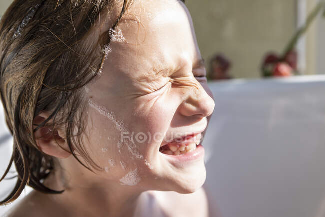 Niño de 8 años en bañera - foto de stock