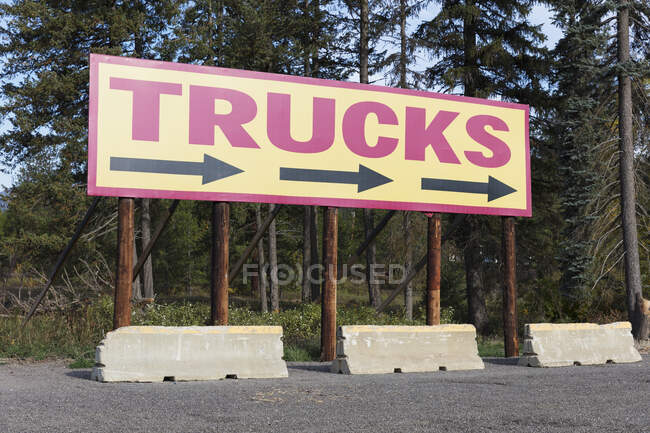 TRUCKS billboard sign with directional arrows at a truckstop parking lot. - foto de stock