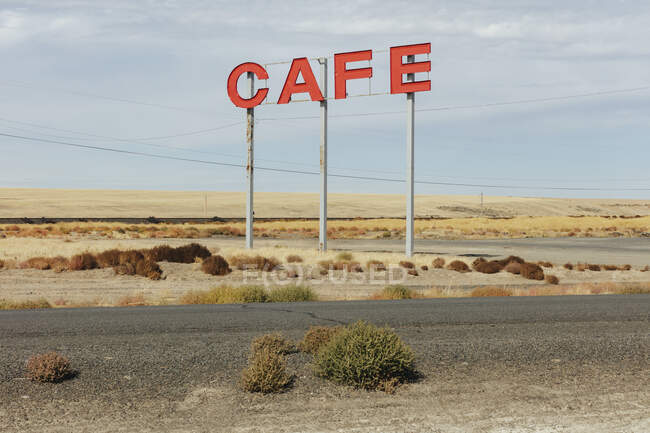 Großes CAFE-Schild über ländlichem Ackerland. — Stockfoto