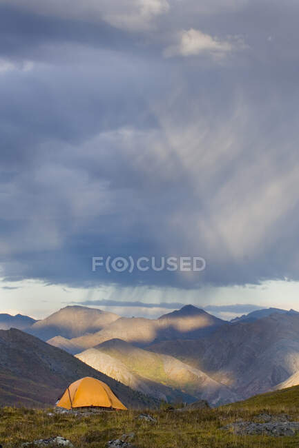 Sturm und Wetter, herannahende Regenschauer, Wolken und Regen im Ogilvie-Gebirge. — Stockfoto