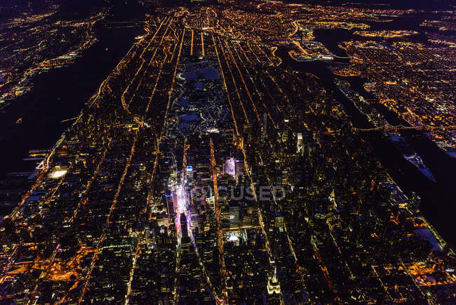 Город Нью-Йорк, Манхэттен, вид с воздуха ночью. — стоковое фото