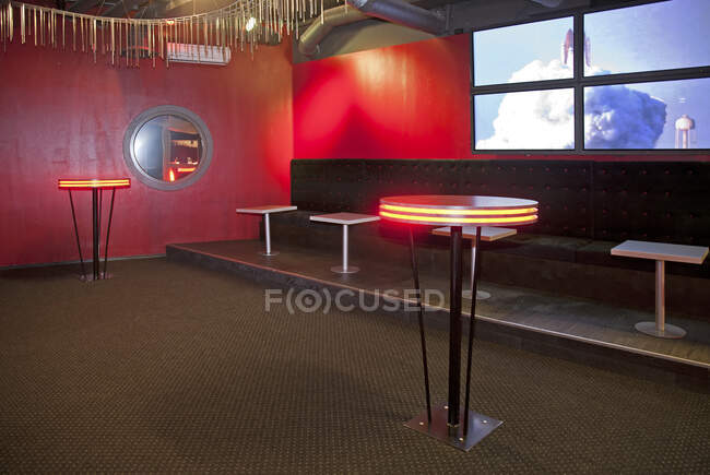 Intérieur de la boîte de nuit, lieu d'accueil et éclairage coloré, sièges et tables. — Photo de stock
