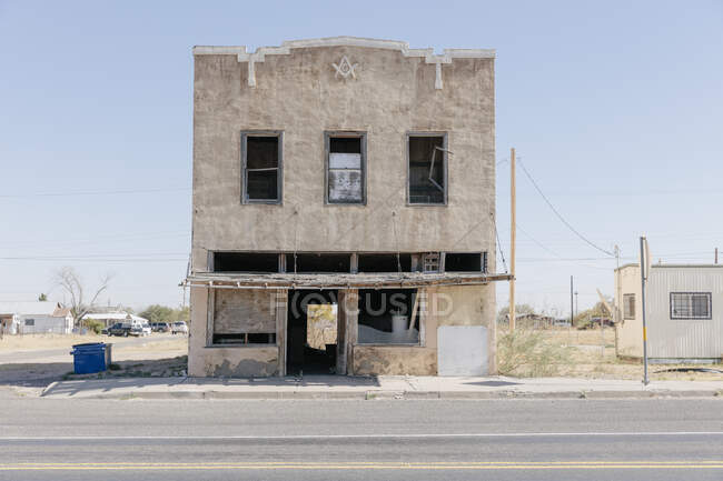 Edificio abandonado en la calle principal, edificio en descomposición solitario. - foto de stock