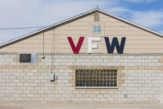 VFW building, the Veterans of Foreign Wars organization, sign and window. — Fotografia de Stock