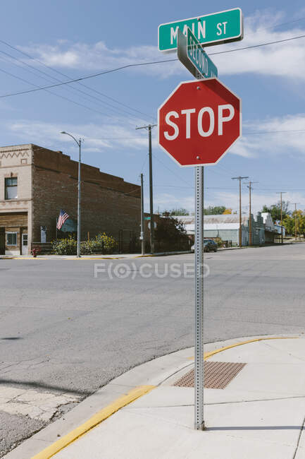 Sinal de parada em um cruzamento em uma pequena cidade. — Fotografia de Stock