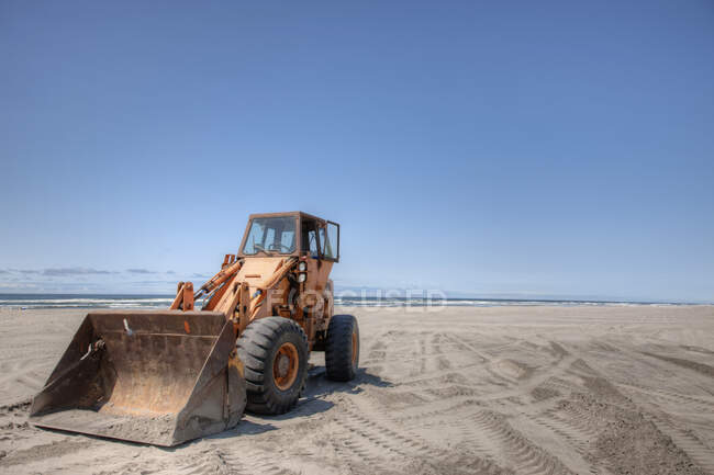Bulldozer sulla spiaggia di sabbia. — Foto stock