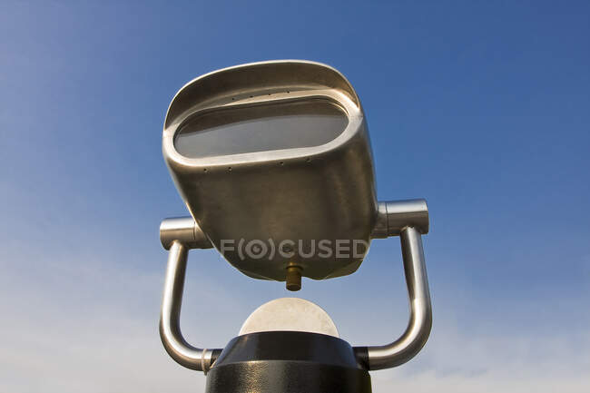 A viewfinder at a viewing point, blue sky background. — Stockfoto