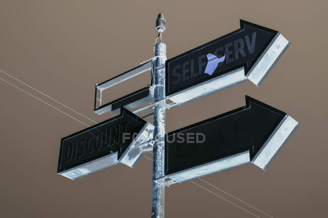 Self Serve sign, three arrows on an elevated roadside sign. — Fotografia de Stock