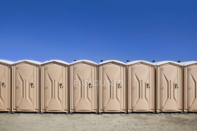 Servizi igienici portatili in spiaggia, di fila. — Foto stock