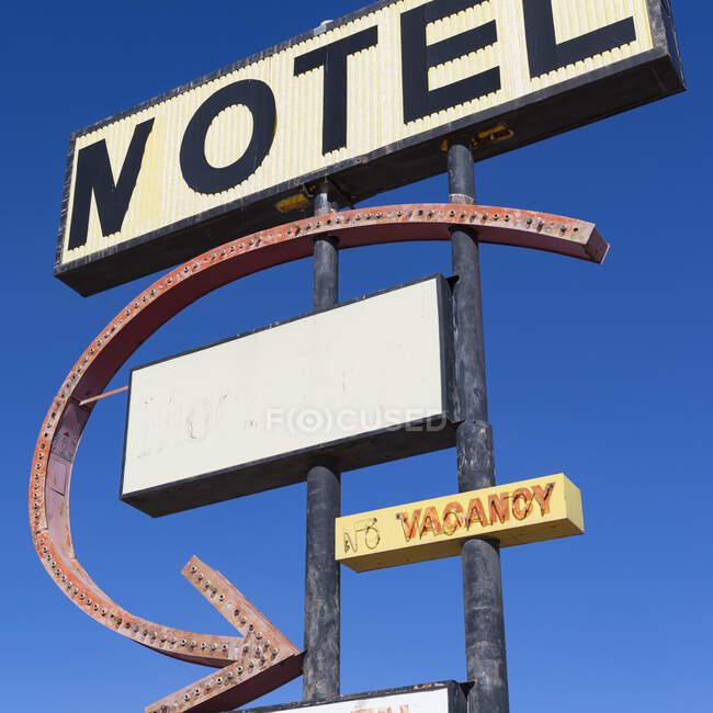 Antiguo cartel de motel oxidado junto a la carretera. - foto de stock