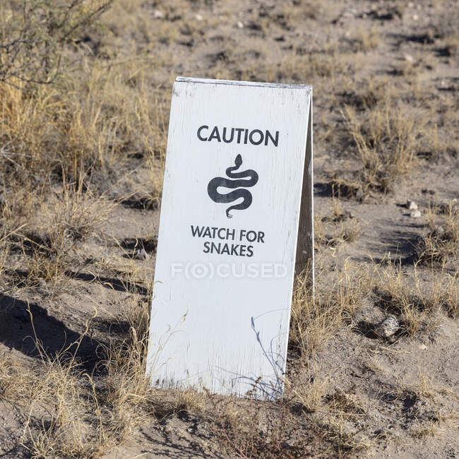Caution watch for snakes sign in the desert. — Fotografia de Stock