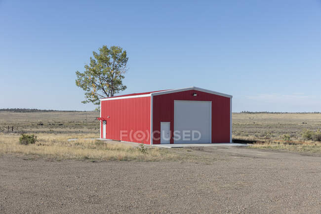 Red Metal Barn in a prairie landscape. — Fotografia de Stock