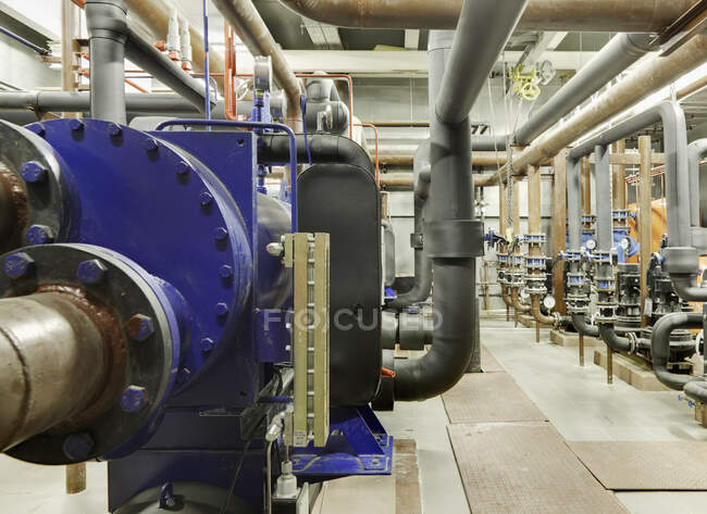 Kompressorstation in einer Eissporthalle, Maschinen zur Eiskühlung. Maschinenraum, mit Rohren und Kühlgeräten. — Stockfoto