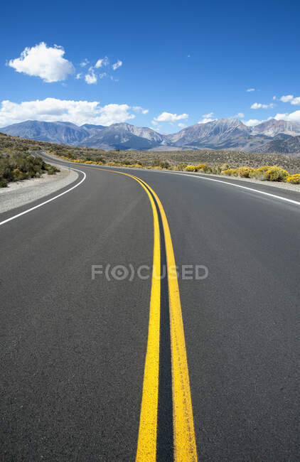 Empty road, Highway 120, curving around corner, near Mono Lakes. — Stockfoto