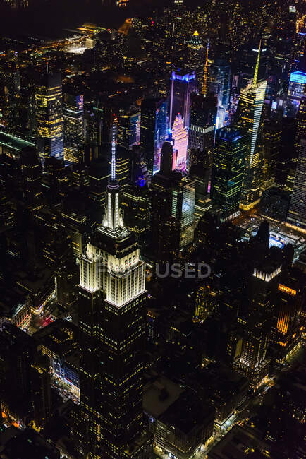 The city of New York City, Manhattan, aerial view at night. — Stockfoto