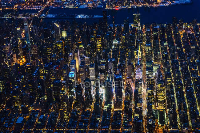 La ciudad de Nueva York, Manhattan, vista aérea por la noche. - foto de stock