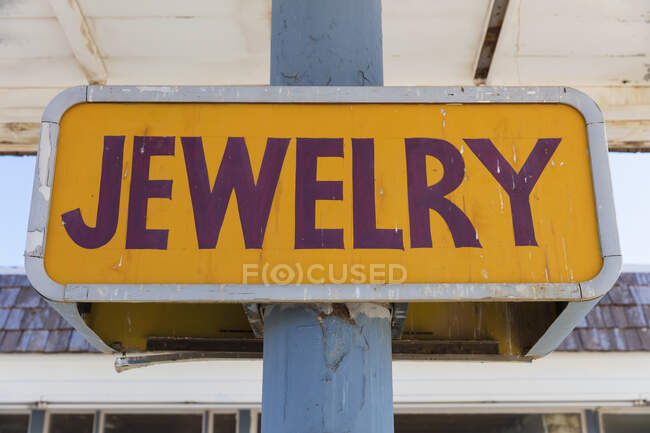 JEWELRY sign at abandoned tourist rest stop shop. — Stock Photo