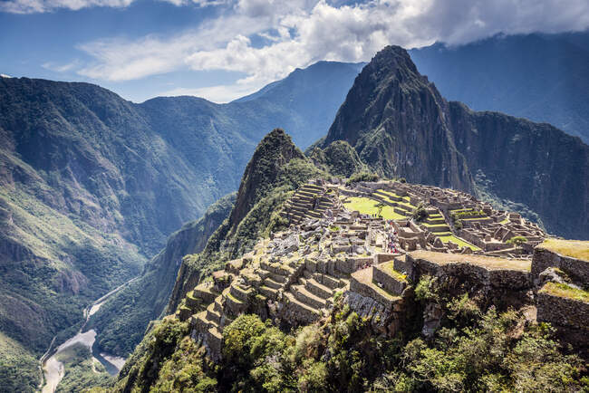 Machu Picchu, the Inca citadel high in the Andes, above the Sacred Valley, plateau with buildings and terraces. — Photo de stock