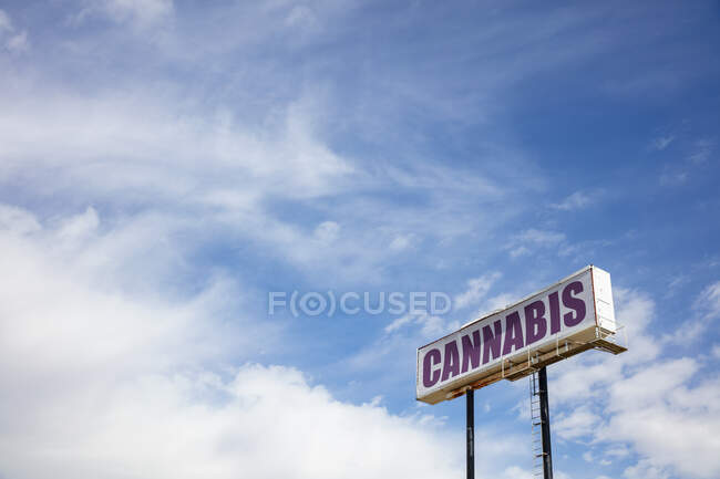 Cannabis sinal alto acima de uma estrada. — Fotografia de Stock