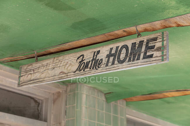 Ancien panneau de magasin sur un bâtiment abandonné, Pour la maison, toit vert et — Photo de stock