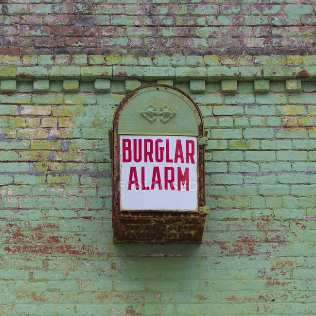Old burglar alarm ona  building facade - foto de stock