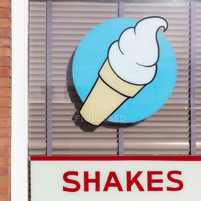 Schilder für SHAKES, Schild im Retro-Stil an einem Café-Fenster. — Stockfoto