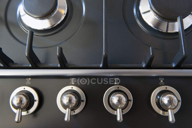 Um fogão de cozinha com queimadores de gás e botões de controle. — Fotografia de Stock