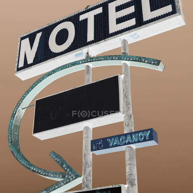Antiguo cartel de motel oxidado junto a la carretera, imagen invertida. - foto de stock