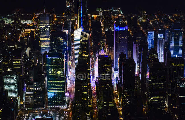 The city of New York City, Manhattan, aerial view at night. — Photo de stock